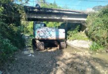 Радиници Чистоће ангажовани на одржавању сливних решетки и канала, посебно Суторине