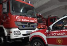 Угашен пожар у Кумбору, ватрогасци асистирали и у вађењу из возила повријеђеног у удесу