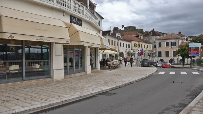 Plato ispred bifea Beograd, novembar 2025