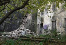 Урушен дио градских зидина испод Павиљона Градске музике