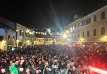 Градски трг поново оживио – Харис Џиновић и Неда Украден увели Новљане у Нову годину