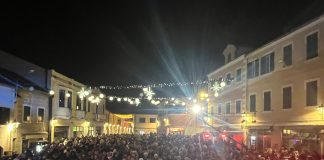 Градски трг поново оживио – Харис Џиновић и Неда Украден увели Новљане у Нову годину