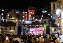 Херцег Нови наставио у празничном ритму: Још једна сјајна ноћ на пуном тргу
