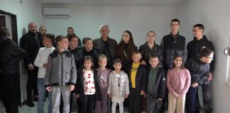 Море и залеђе: Бивши и садашњи ученици организовали испраћај за учитеља Стевицу Барјактаревића