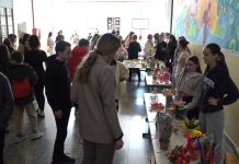 Осмомартовски базар у ОШ “Орјенски батаљон” лекција о креативности и емпатији