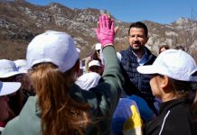 Predsjednik Milatović u akciji čišćenja na Orjenu