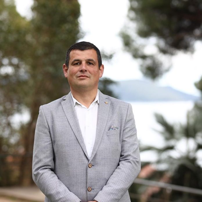 Milos Konjevic, Vaksrsnja cestitka, april 2026