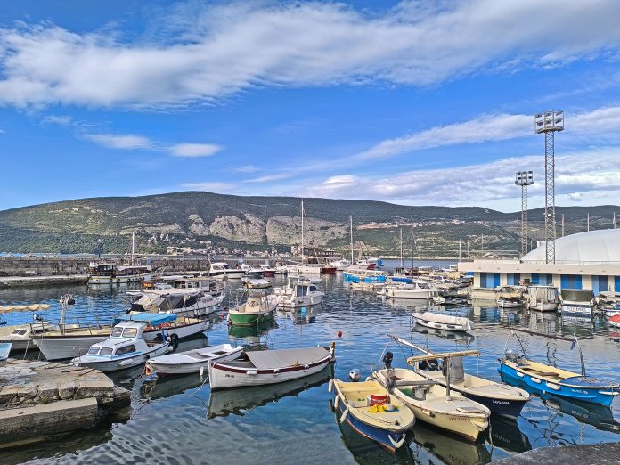 Skver, promenjljivo oblacno, dobro jutro, april 2026